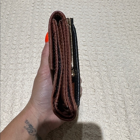 Dooney & Bourke Vintage
AWL Kiss Lock Wallet
Black and Brown Leather Wallet - Picture 4 of 7